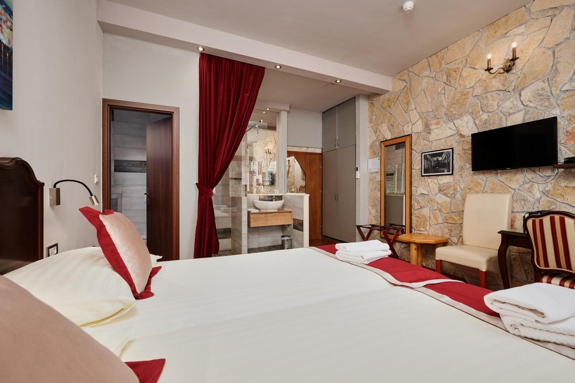 Heritage Hotel Tragos Trogir Bagian luar foto