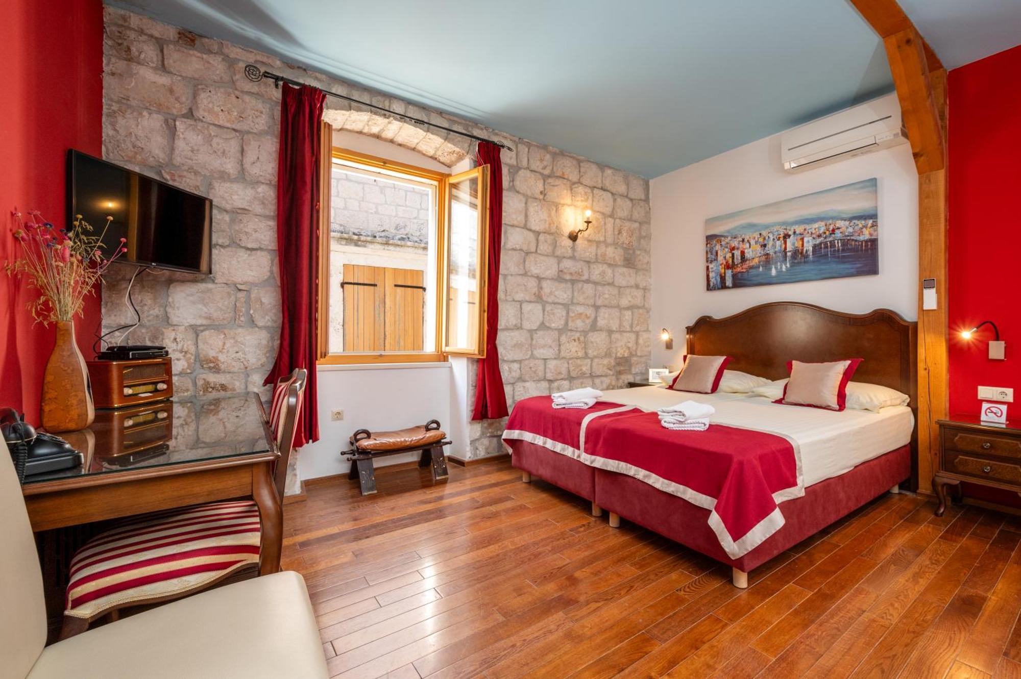 Heritage Hotel Tragos Trogir Bagian luar foto